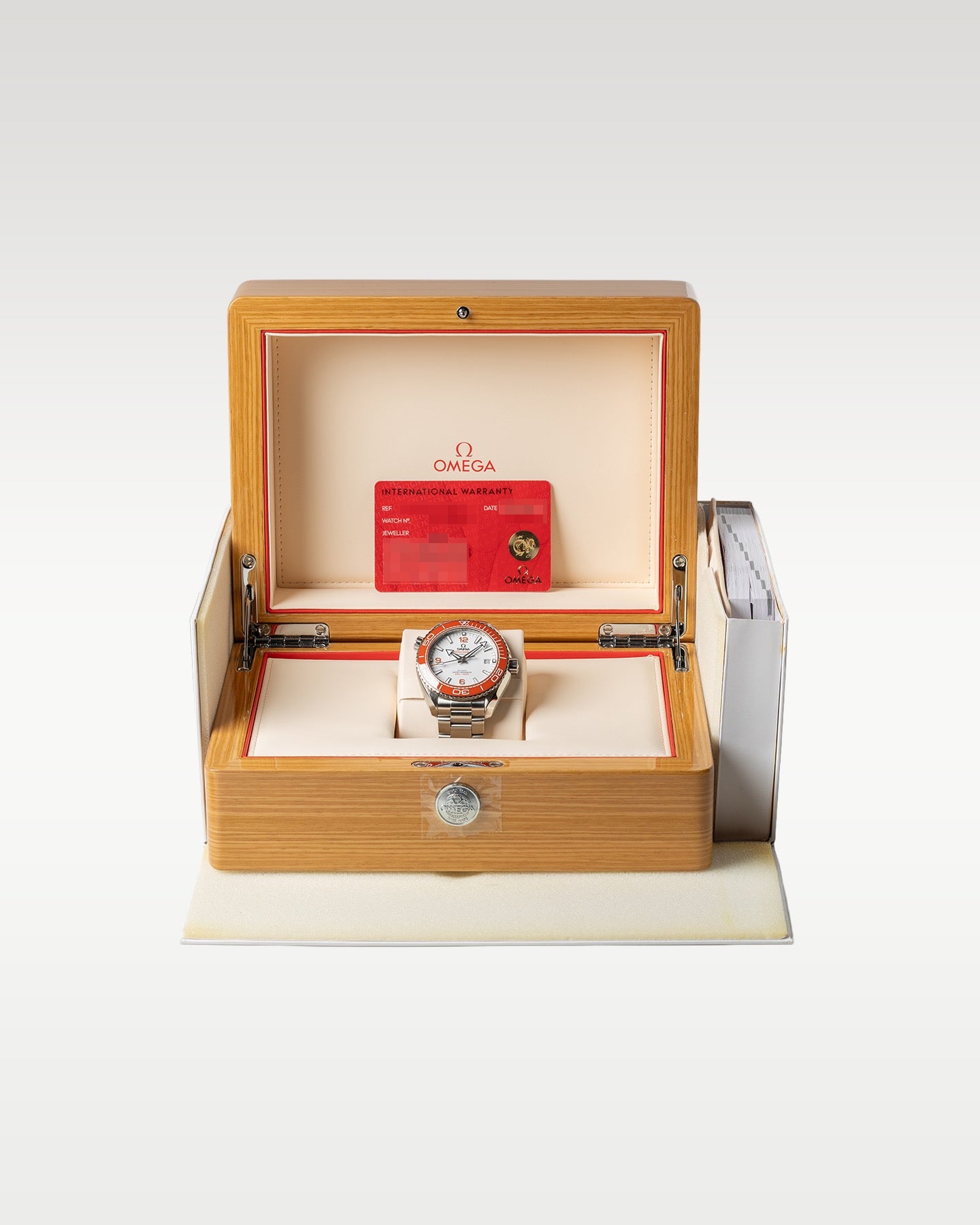 Omega Seamaster Planet Ocean 600m Master 215.30.44.21.04.001