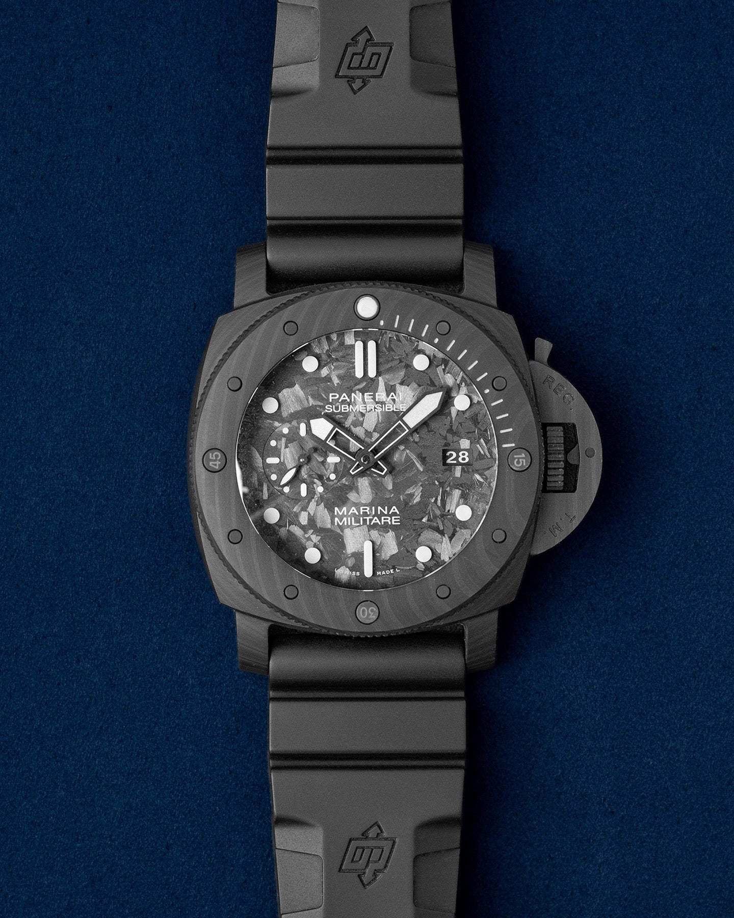 Panerai Luminor Submersible Carbotech PAM 00979 DFW Panerai