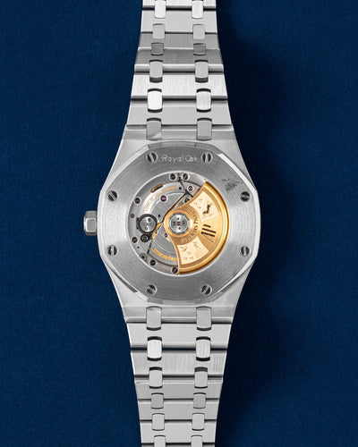 Sapphire crystal exhibition caseback displaying the in-house automatic Calibre 3120 movement and its engraved 22k gold rotor on a steel AP Royal Oak