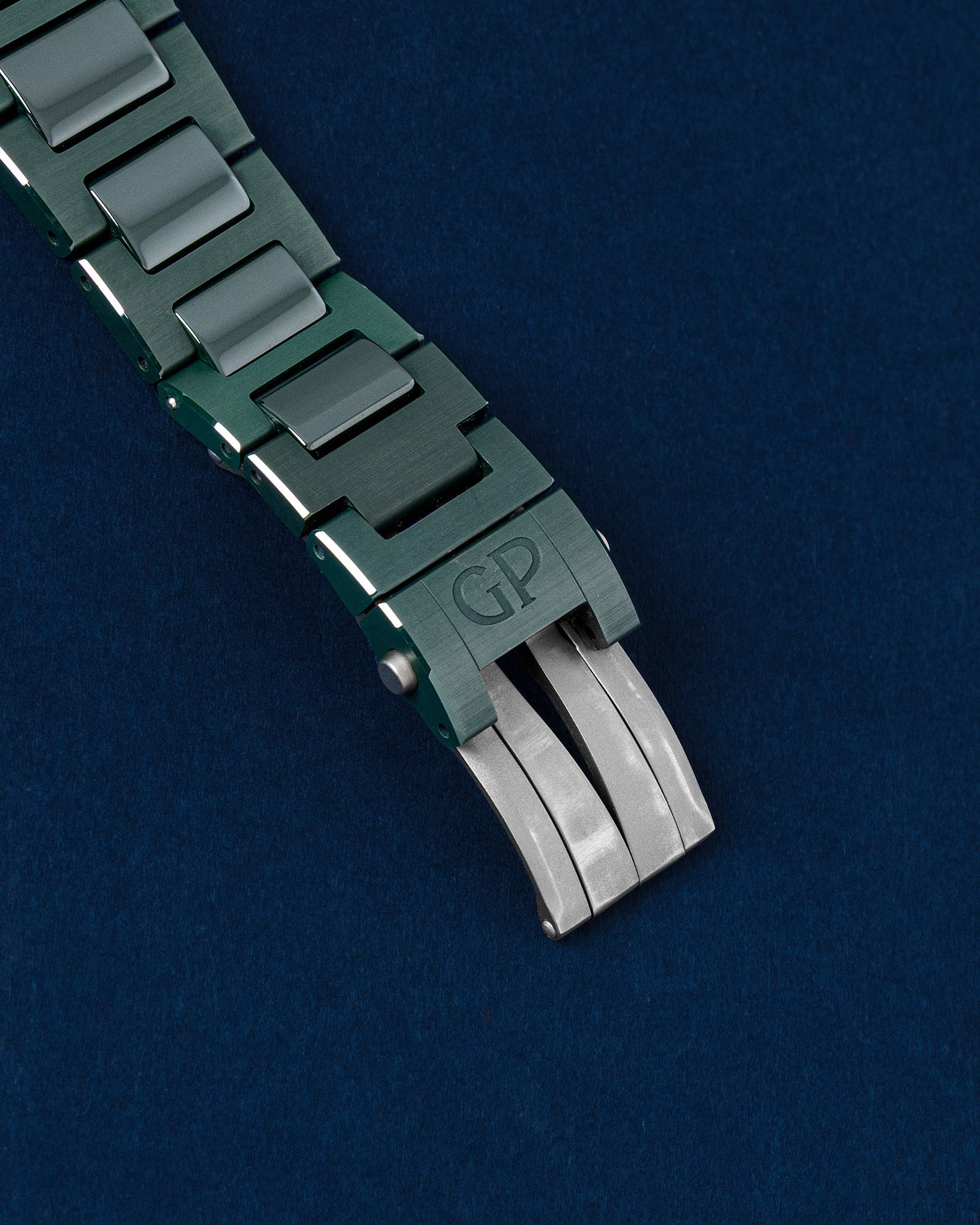 Girard Perregaux Laureato Green Aston Martin Edition 81005-32-3080-1CX, cross-hatch dial and octagonal bezel close-up