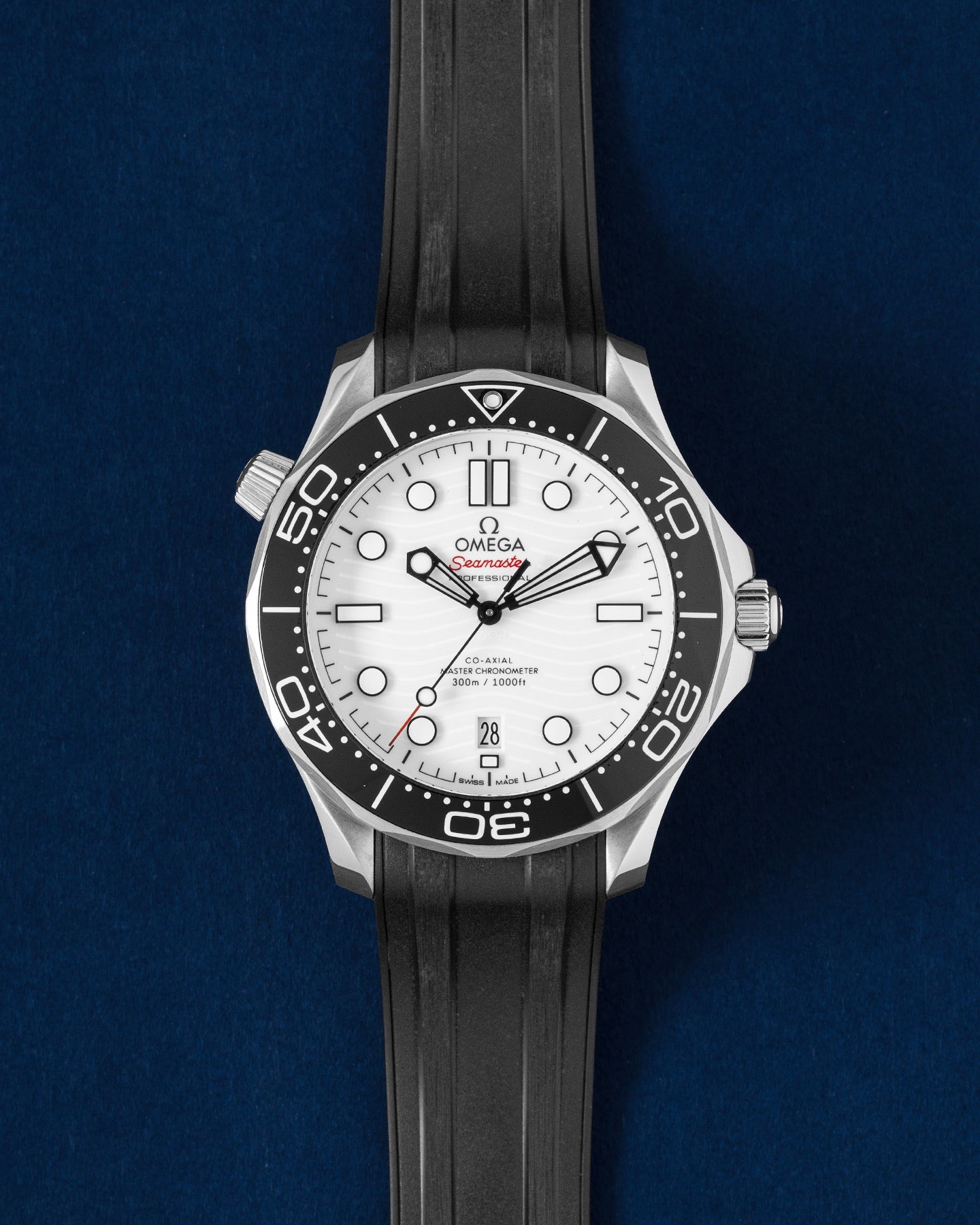 Omega Seamaster Diver 300M 210.32.42.20.04.001, white dial and steel case, front view