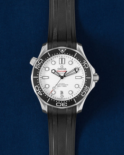 Omega Seamaster Diver 300M 210.32.42.20.04.001, white dial and steel case, front view