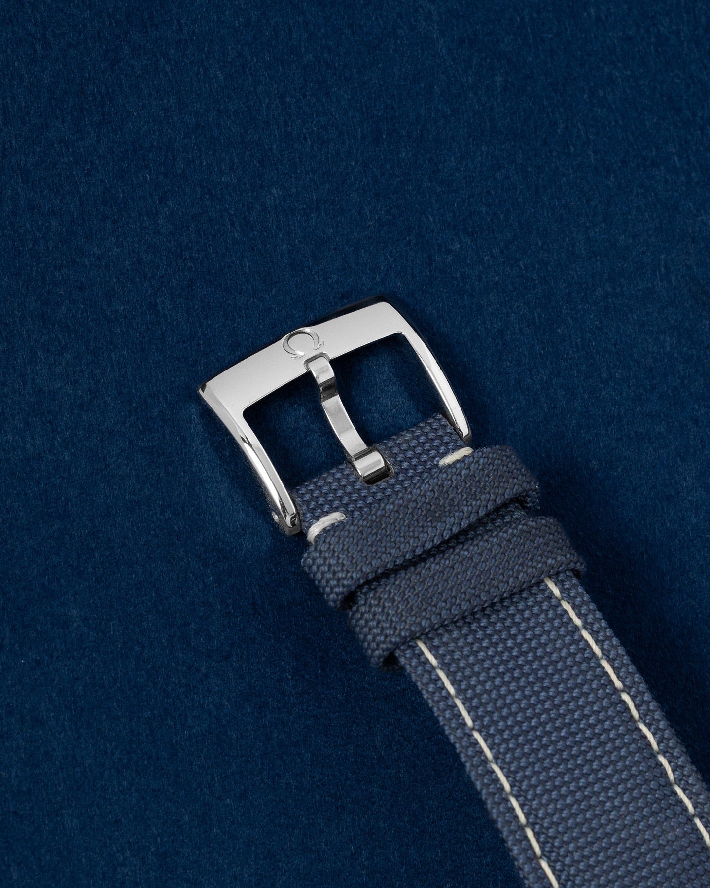 Blue Omega Speedmaster "Silver Snoopy Award" 31032425002001 | Grand Caliber