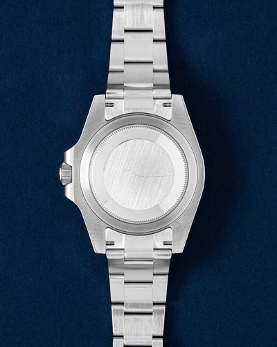 The solid Oystersteel caseback and polished center link Oyster bracelet profile of a Rolex GMT-Master II Bruce Wayne watch