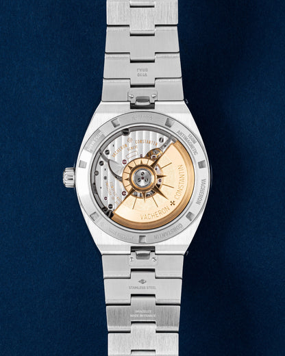sapphire caseback view of a Vacheron Constantin Overseas showing the in-house Calibre 5100 and a 22k gold compass rotor