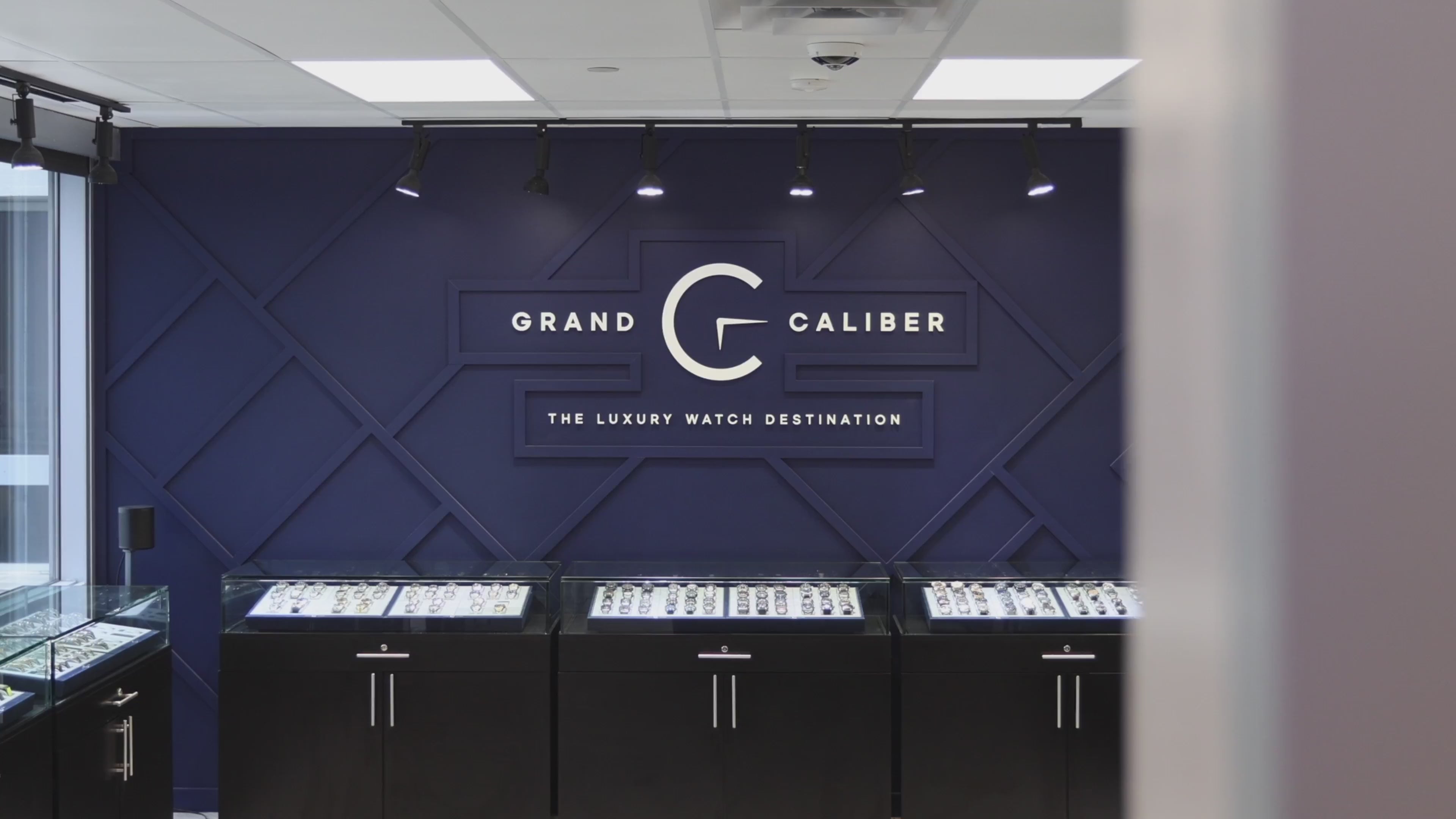 Load video: Dallas Watch Store | Grand Caliber Desktop